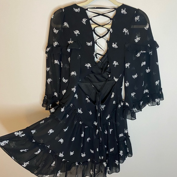 Forever 21 Dresses & Skirts - ✨Forever 21 floral bell sleeve dress✨
